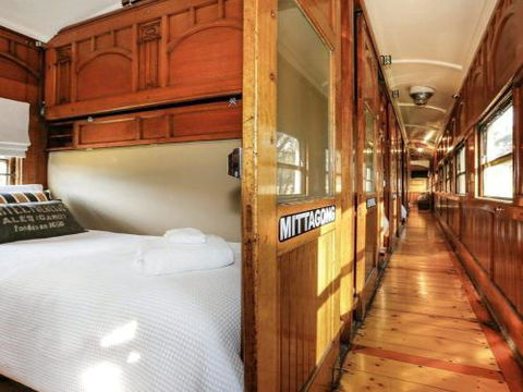 THE ANGAS CARRIAGE Alpine Southern Highlands 4pm Check Out On Sundays - Tourism Caloundra 2
