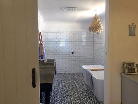 Writers Loft Erowal Bay 4pm Check Out Sundays - Tourism Caloundra 2