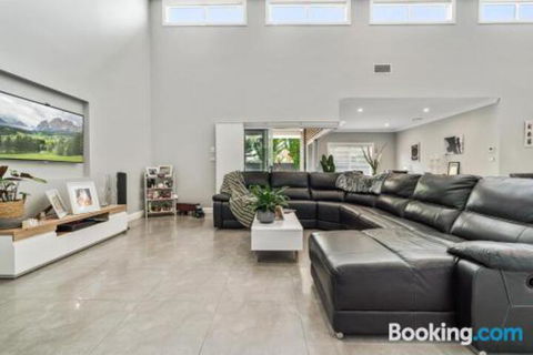 Wentworth Estate 5 Bedroom Luxury Home Sleeps 12 - Tourism Caloundra 3