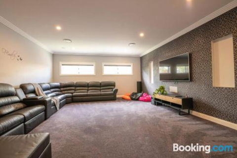 Wentworth Estate 5 Bedroom Luxury Home Sleeps 12 - Tourism Caloundra 0