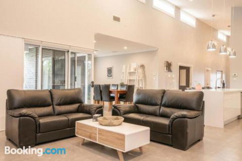 Wentworth Estate 5 Bedroom Luxury Home Sleeps 12 - Tourism Caloundra 4