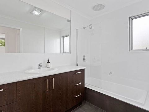 NORMANBY Coastal FREE WIFI & NETFLIX - Tourism Caloundra 6