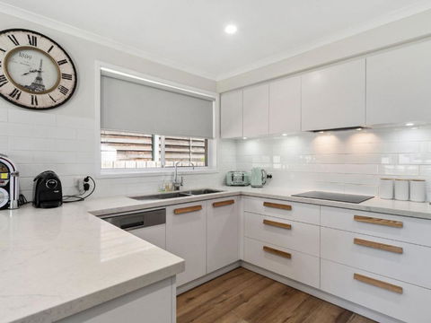 Rosebud Family Escape On Laurens - Tourism Caloundra 3