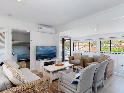 Blue Waters 7 Cook St. Pet Friendly & Water Views - Tourism Caloundra 1