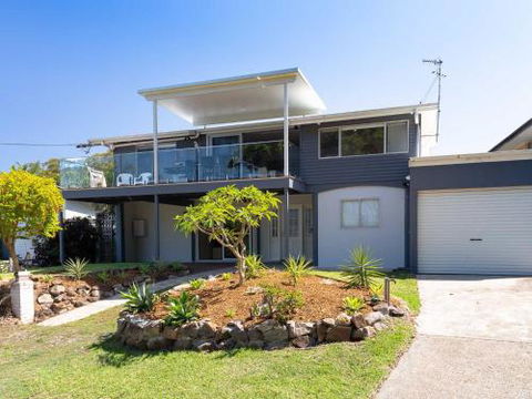 Blue Waters 7 Cook St. Pet Friendly & Water Views - Tourism Caloundra 0