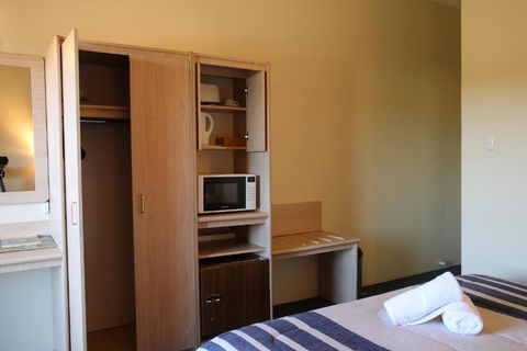 Blue Mountain Motel - Tourism Caloundra 2