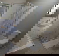 Queen Room With Airport Transfers Or Car Rental - Tourism Caloundra