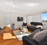 Spacious  Bright 4 Bedroom Home - Tourism Caloundra