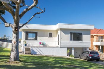 Toms Beach House - Tourism Caloundra 0