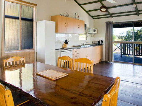 1770 Beach Accommodation Elliot Lodge - Tourism Caloundra 3