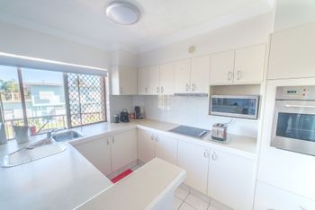 1 Bedroom Gold Coast Beachside Apt W AC + Parking - Tourism Caloundra 4
