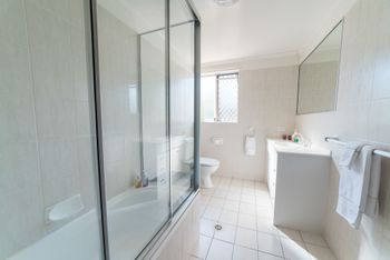 1 Bedroom Gold Coast Beachside Apt W AC + Parking - Tourism Caloundra 5