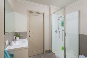 The Executive B & B - Tourism Caloundra 6