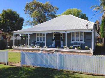 Edgeworth Street Manor - Tourism Caloundra 0