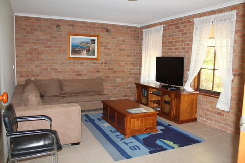 Surf Beach Family Friendly Home - Tourism Caloundra 0