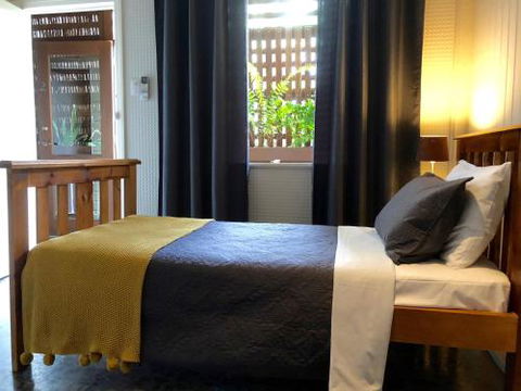 Five 3 Five - The Beachside Barracks - Tourism Caloundra 3