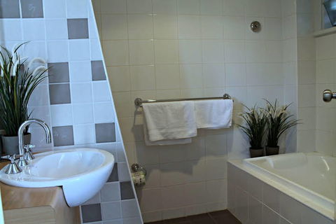Adelaide DressCircle Apartments - Ward St - Tourism Caloundra 0