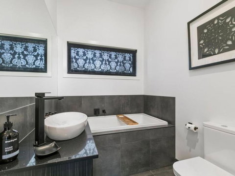 Campania Spa Suite 1 - Tourism Caloundra 2