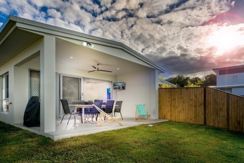 Blue Lagoon Villa B - Tourism Caloundra 1