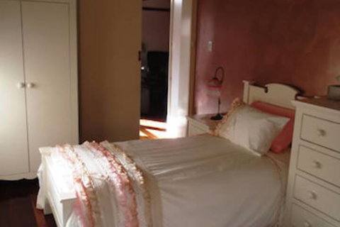 Rose Garden On Church BnB - Tourism Caloundra 7