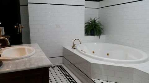 Petersons Armidale Winery & Guesthouse - Tourism Caloundra 5