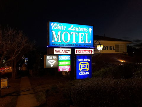White Lanterns Motel - Tourism Caloundra 0
