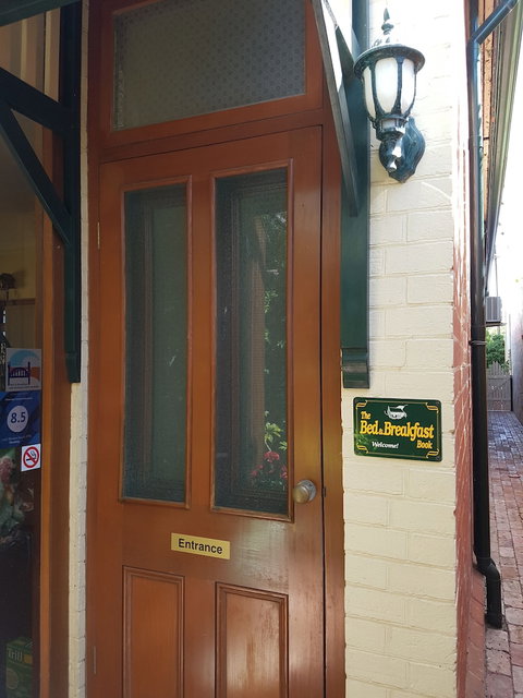 Water Bay Villa Bed And Breakfast - Tourism Caloundra 2