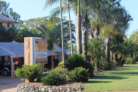 Rainbow Sands Resort - Tourism Caloundra 0