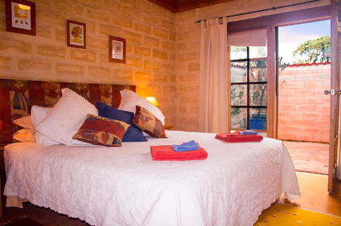 Dees Villa Bed & Breakfast - Tourism Caloundra 2