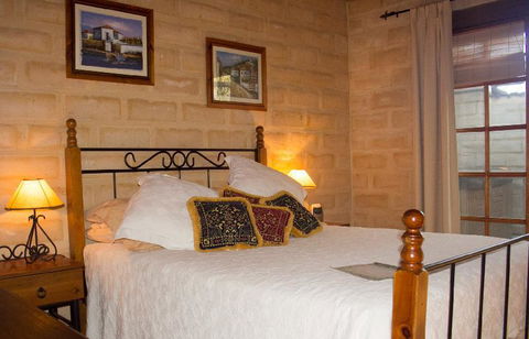 Dees Villa Bed & Breakfast - Tourism Caloundra 3