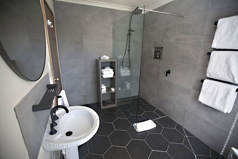 The Shingles Riverside Cottages - Tourism Caloundra 6