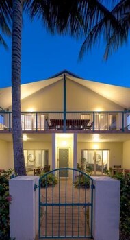 Sails On Horseshoe - Tourism Caloundra 1