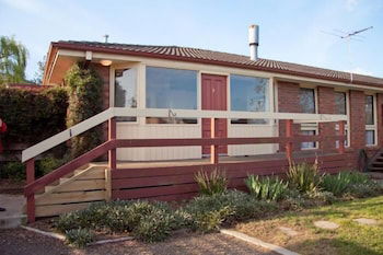 Yarra Glen Racecourse Apartments - Tourism Caloundra 0