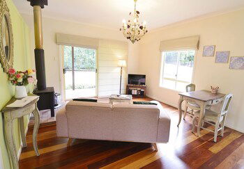 Apple Tree Cottage & Studio - Tourism Caloundra 6