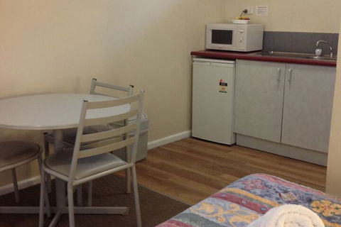 Farnboro Motel - Tourism Caloundra 7