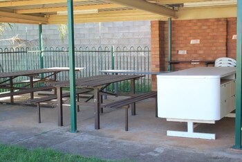 Peak Hill Golden Peak Budget Motel - Tourism Caloundra 1