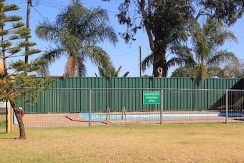 Peak Hill Golden Peak Budget Motel - Tourism Caloundra 4