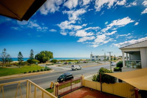 Esplanade Apartments At West Beach - Tourism Caloundra 0
