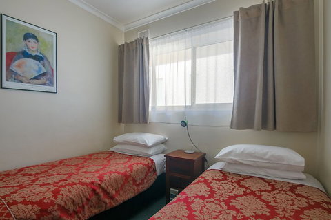 Esplanade Apartments At West Beach - Tourism Caloundra 5