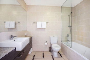 Stradbroke Island Beach Hotel - Tourism Caloundra 5