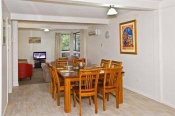 Kingsway Holiday Flats & Gariwerd House. - Tourism Caloundra 4