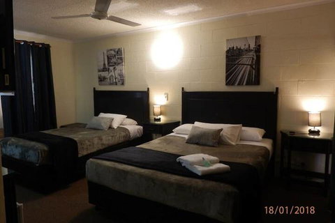 Flying Spur Motel - Tourism Caloundra 7