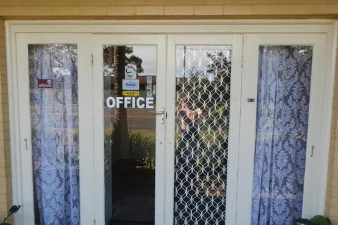 Flying Spur Motel - Tourism Caloundra 4