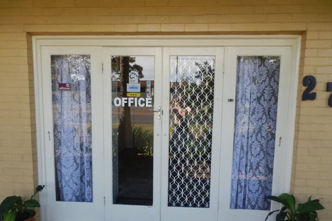 Flying Spur Motel - Tourism Caloundra 5