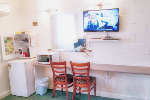 A & A Lodge Motel Emerald - Tourism Caloundra 6