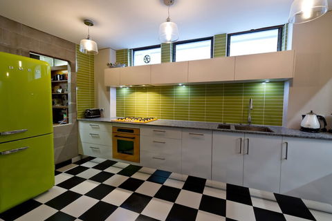 Retro House - Tourism Caloundra 3