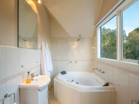 Jolee Accommodation - Tourism Caloundra 0