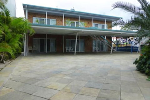 Airlie Court Units - Tourism Caloundra 1