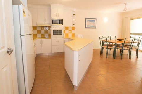 Beach Court - Tourism Caloundra 1