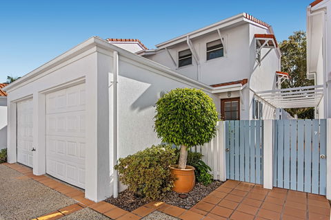 Villa Aqua - Tourism Caloundra 1